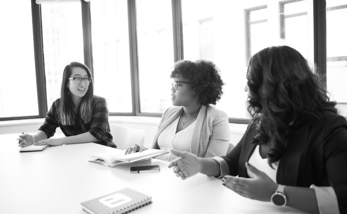 découvrez l'importance de la collaboration dans le monde professionnel. apprenez comment travailler efficacement en équipe, améliorer la communication et atteindre des objectifs communs pour stimuler la créativité et l'innovation.