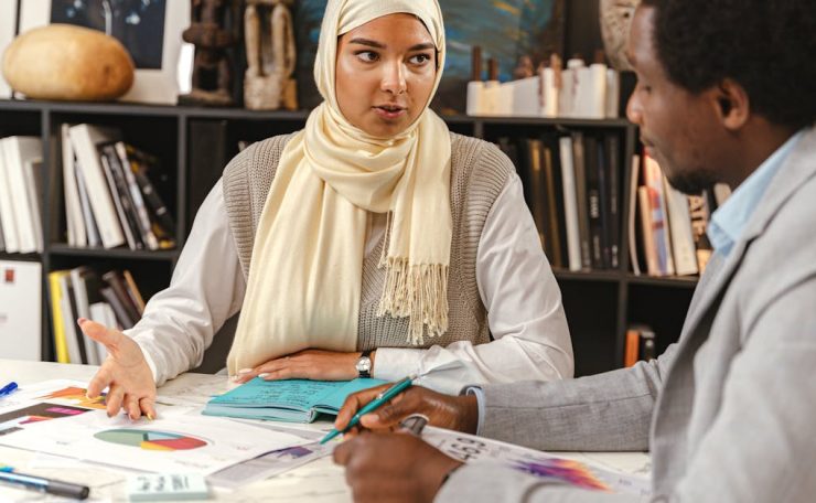 découvrez les clés de la communication interculturelle pour naviguer efficacement dans un monde diversifié. apprenez à surmonter les barrières culturelles et à établir des connexions authentiques grâce à des stratégies pratiques et des conseils d'experts.