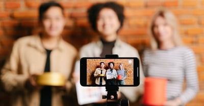 L’influence sociale : comprendre ses mécanismes et impacts